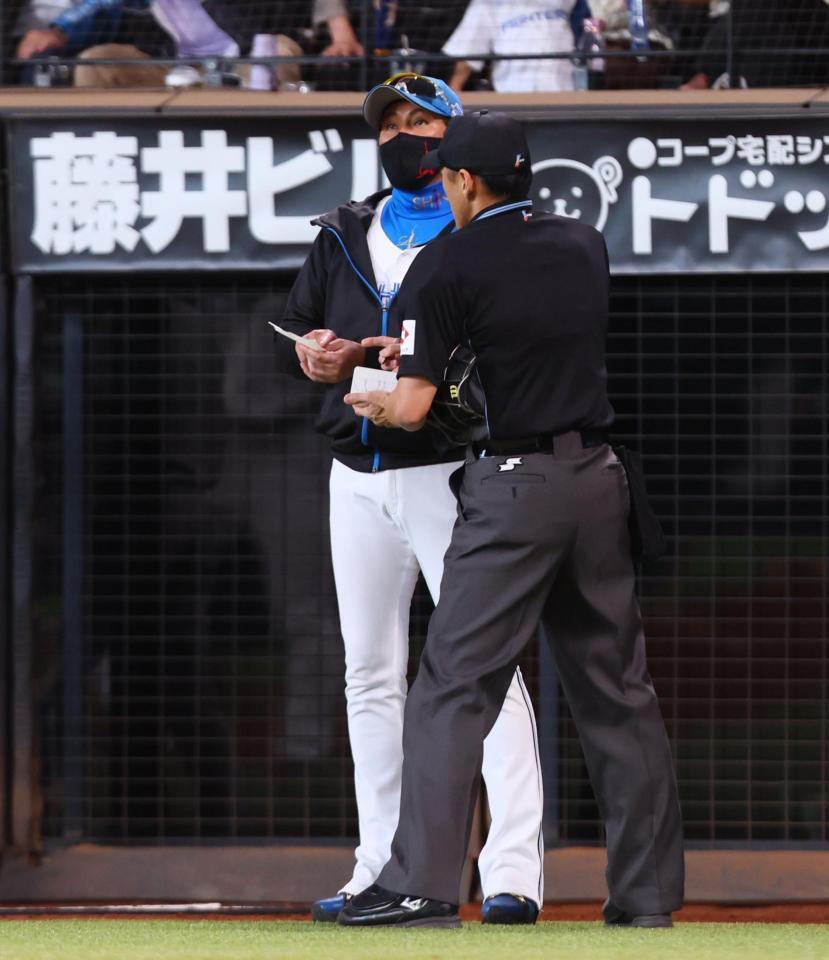 　７回終了後、選手交代を告げる新庄監督（左）＝撮影・中島達哉