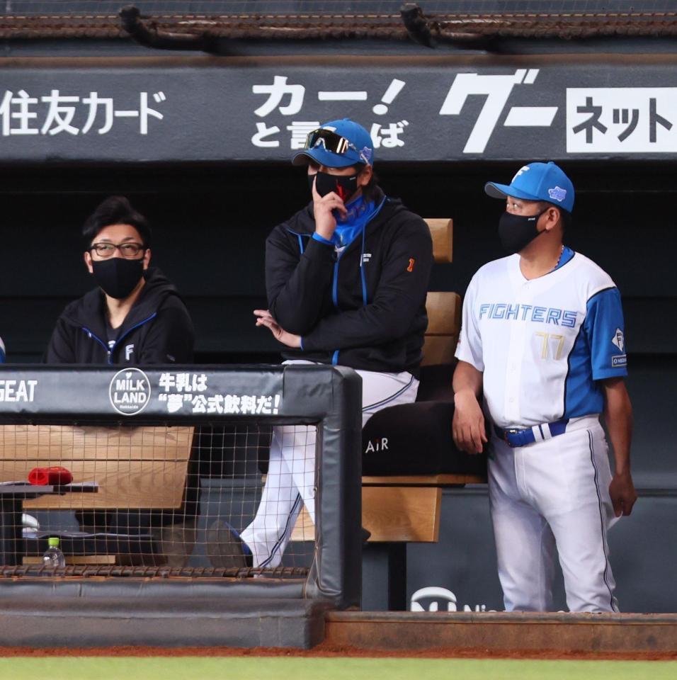 　３回、考え込む新庄監督（中央）＝撮影・中島達哉