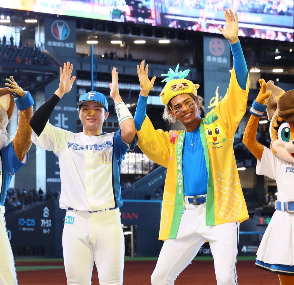 　パイナポーポーズで記念撮影に応じる郡司（左）と水谷（撮影・中島達哉）