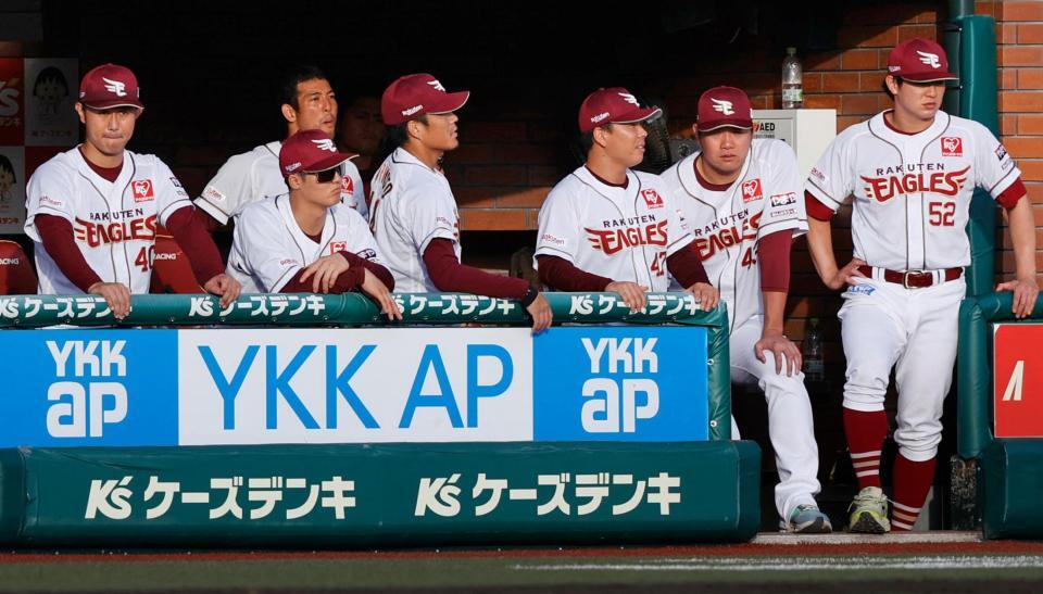 　西武に大敗し、ぼう然とする楽天ナイン