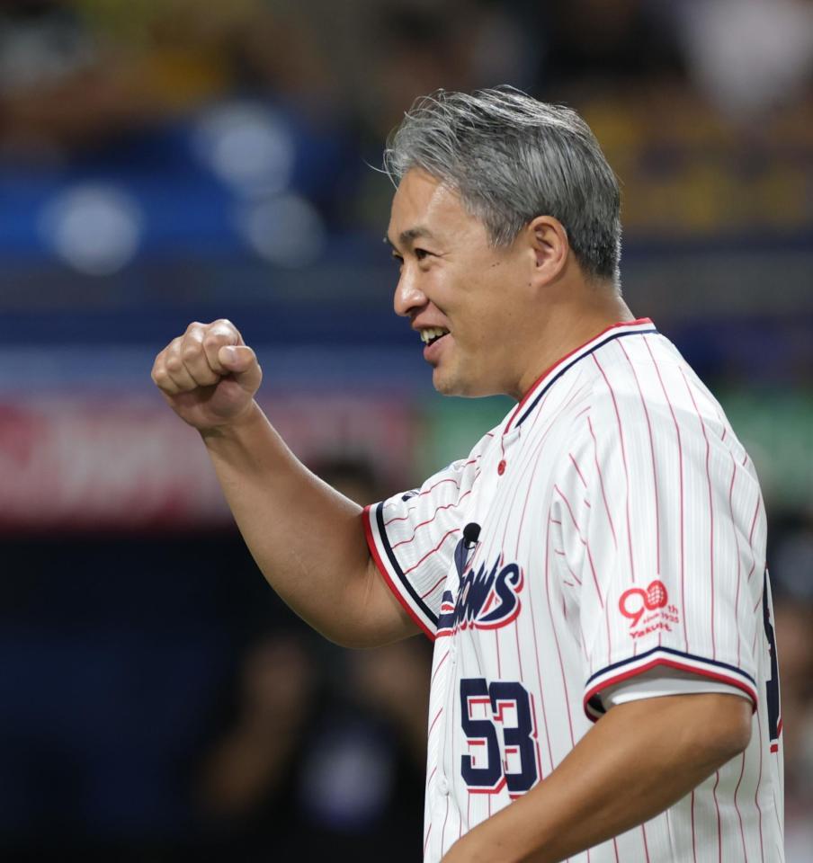 　始球式を終え、ガッツポーズの五十嵐亮太氏（撮影・西岡正）