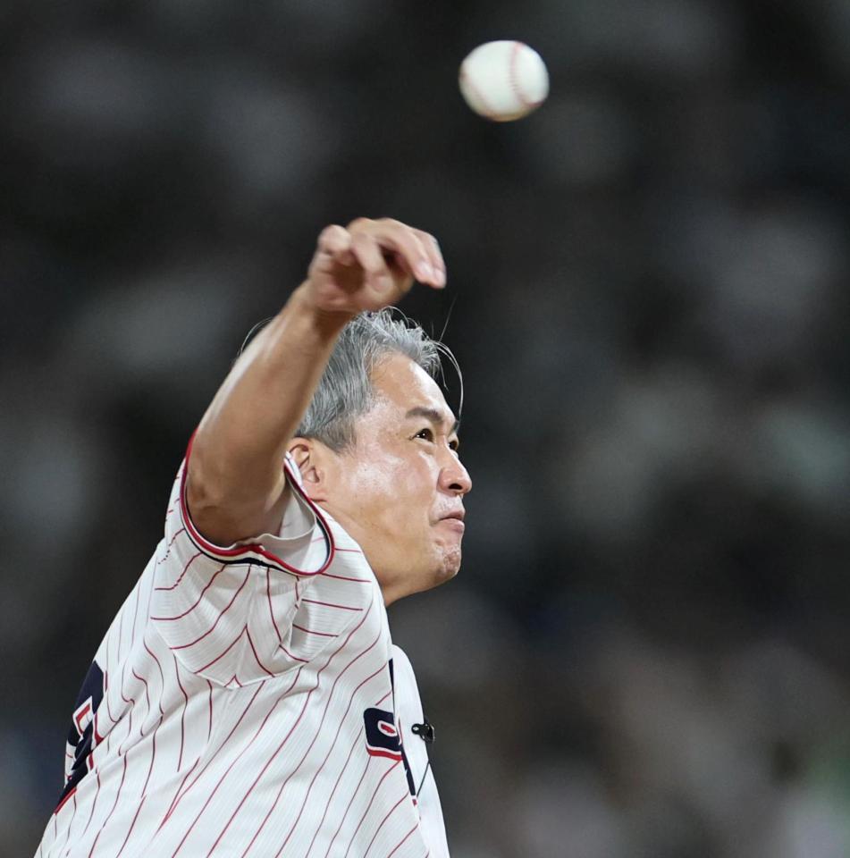 　始球式をする五十嵐亮太氏（撮影・田中太一）