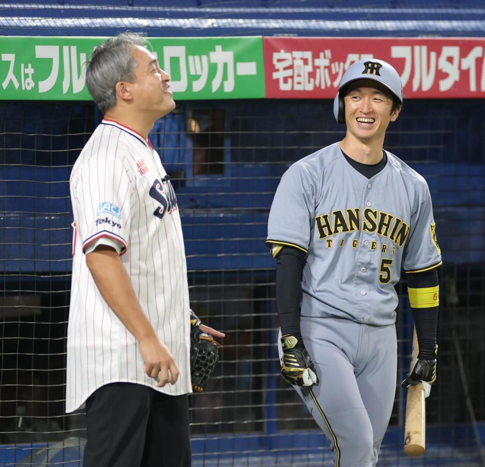 　始球式前に五十嵐亮太氏（左）と談笑する近本（撮影・西岡正）