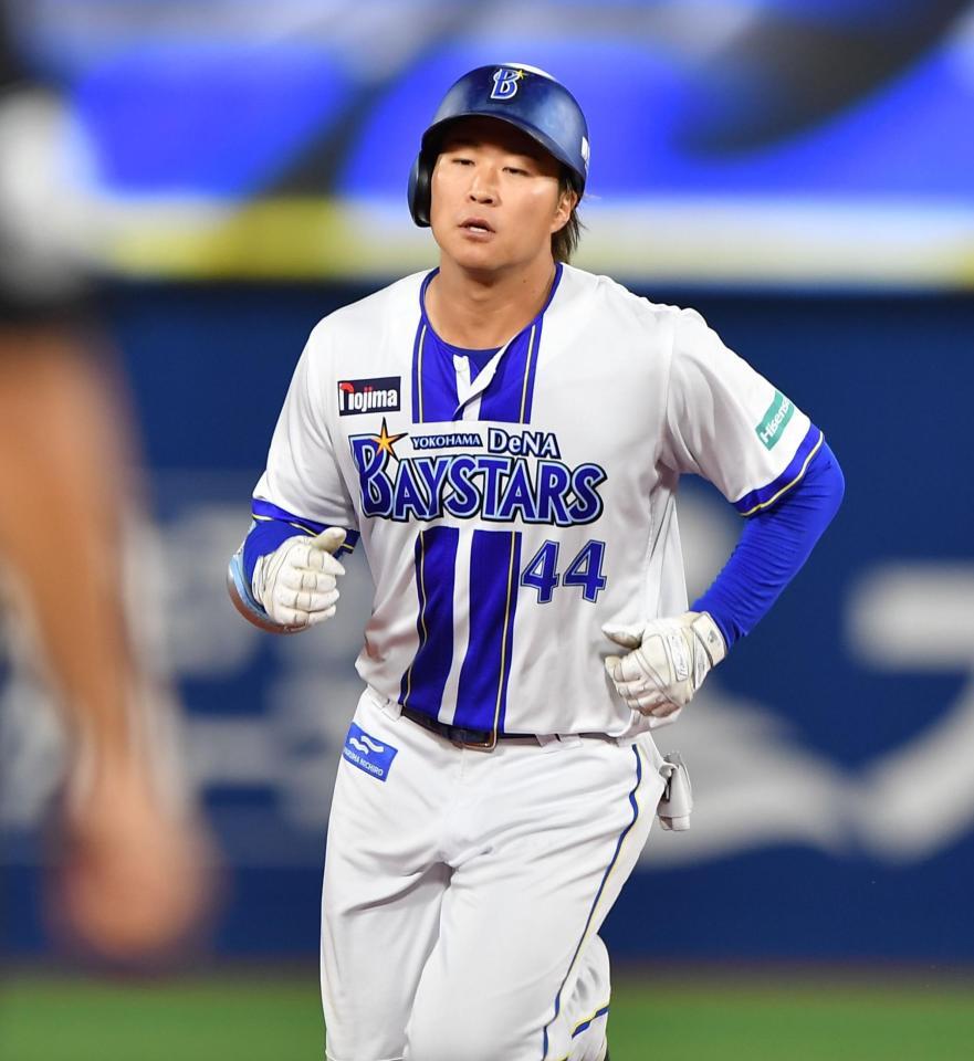 　３回、右越え２ランを放ちベースを回る石上（撮影・開出牧）