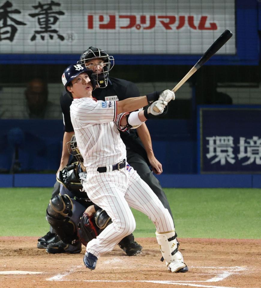 　１回、左越えに先制ソロを放つ山田（撮影・金田祐二）