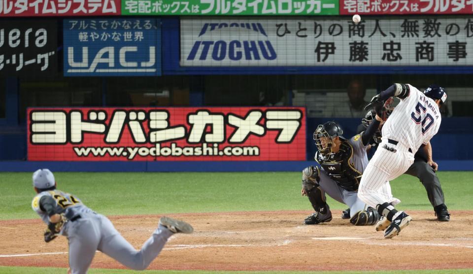 　５回、押し出し死球を受ける北村恵（撮影・金田祐二）