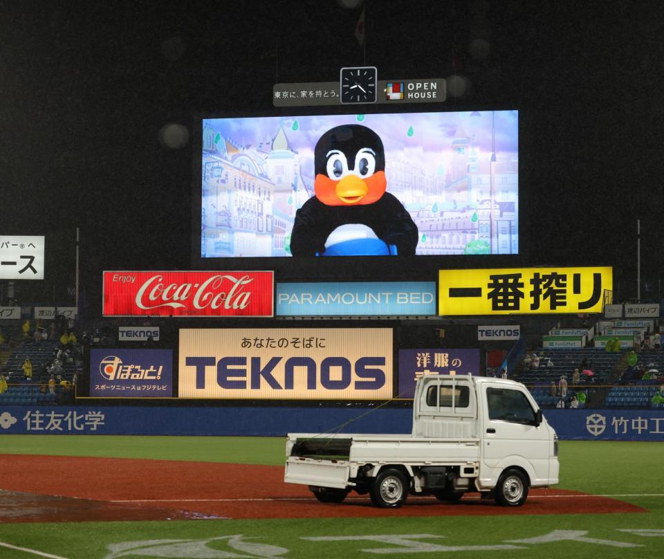 　降雨中断中、流されたつば九郎の映像（撮影・西岡正）