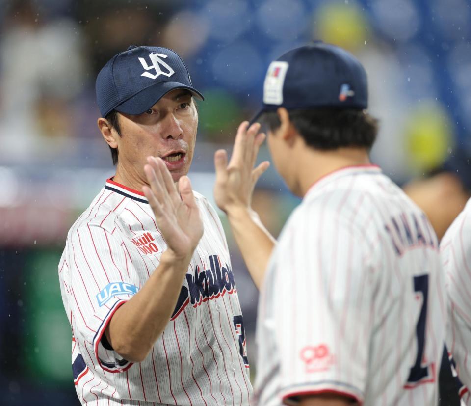 　阪神に勝利し、山田（右）とタッチを交わす高津監督（撮影・西岡正）