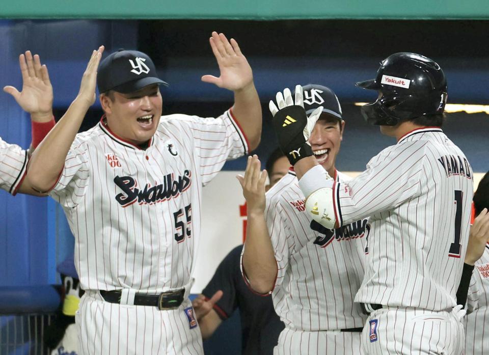 　２回、ソロを放った山田を迎える村上（撮影・田中太一）