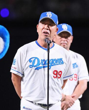 　本拠地最終戦セレモニーで今シーズンを振り返って話をする井上監督（撮影・立川洋一郎）