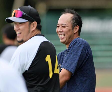 　岩貞（左）と談笑する青柳（撮影・田中太一）