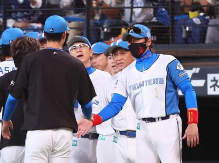 　ナインを迎える新庄監督（右）（撮影・中島達哉）