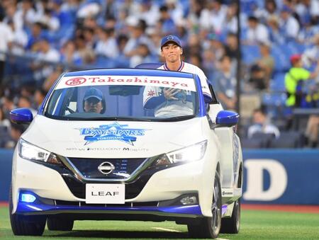 「日産リーフ」のリリーフカーで始球式に登場した日産自動車野球部・石毛主将（撮影・開出牧）