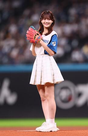 　ファーストピッチセレモニーに登場した＝ＬＯＶＥ・高松瞳（撮影・中島達哉）