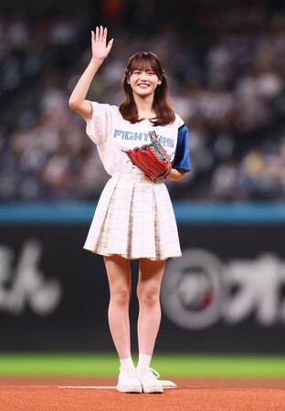 　ファーストピッチセレモニーに登場した＝ＬＯＶＥ・高松瞳（撮影・中島達哉）