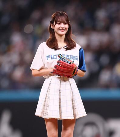 　ファーストピッチセレモニーに登場した＝ＬＯＶＥ・高松瞳（撮影・中島達哉）
