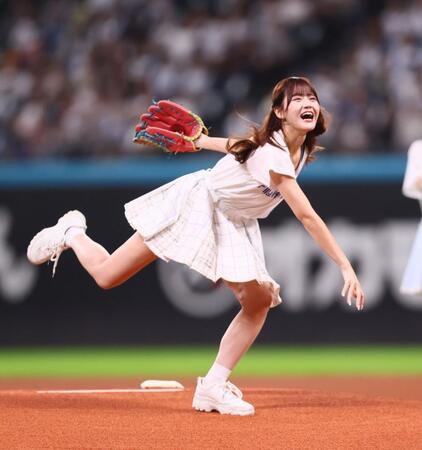 　ファーストピッチセレモニーで投球する＝ＬＯＶＥ・高松瞳（撮影・中島達哉）