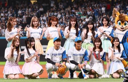 　ファーストピッチセレモニーに登場し、記念撮影する＝ＬＯＶＥと山県（前列中央左）、細川（同右）＝撮影・中島達哉