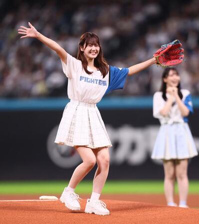 　ファーストピッチセレモニーで投球し、笑顔を見せる＝ＬＯＶＥ・高松瞳（撮影・中島達哉）