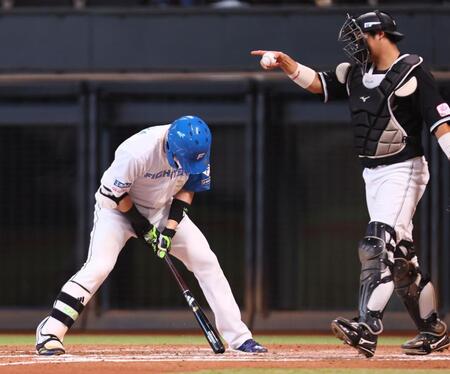 　７回、見逃し三振に倒れる清宮幸（撮影・中島達哉）