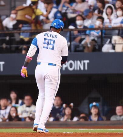 　６回、中飛に倒れたレイエス（撮影・中島達哉）