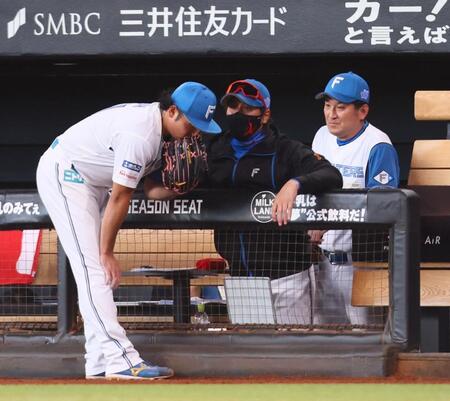 　６回を投げ終えた伊藤（左）に声をかける新庄監督（中央）＝撮影・中島達哉