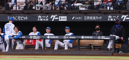 　９回、中飛に倒れた清宮幸（２１）と戦況を見つめる新庄監督（右）ら日本ハムベンチ（撮影・中島達哉）