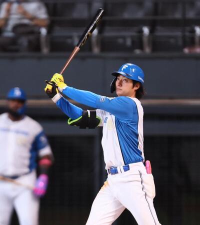 　６回、空振り三振に倒れる浅間（撮影・中島達哉）