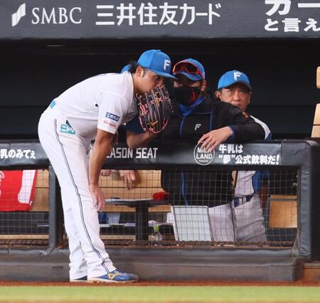 　６回を投げ終えた伊藤（左）に声をかける新庄監督（中央）＝撮影・中島達哉