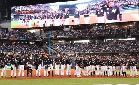 　今季のエスコンフィールドでの最終戦を終え、スタンドのファンにあいさつするロッテナイン（撮影・中島達哉）