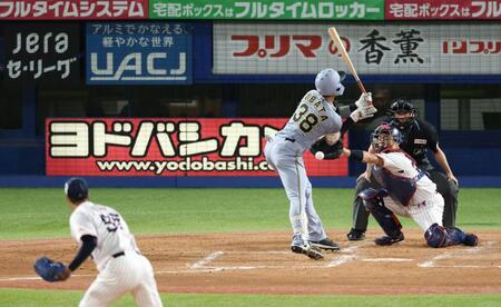 　４回、青柳から死球を受ける小幡（撮影・金田祐二）