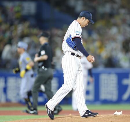 　２回、佐藤輝（左）に先制ソロを浴びた青柳（撮影・西岡正）