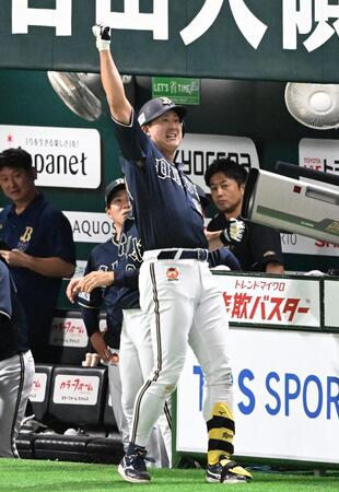 　８回、先制本塁打を放ち、スタンドに向かってポーズを決める杉本