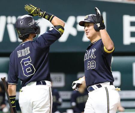 　８回、杉本（右）は先制本塁打を放ち、宗とタッチを交わす