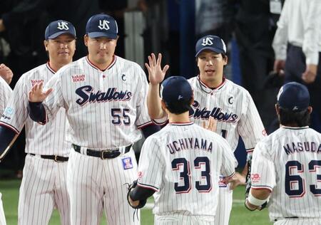 　勝利のナインを迎える村上（撮影・金田祐二）