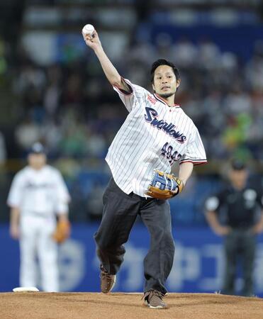 　始球式を行う佐藤隆太郎（撮影・西岡正）