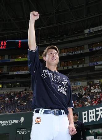 　ファンの声援に拳を突き上げる杉本