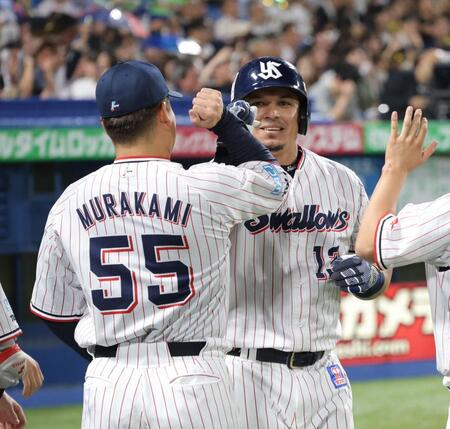 　８回、勝ち越しソロを放ち、村上（左）とタッチを交わすオスナ（撮影・西岡正）