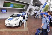 ４ゲート橫の日産ブースに展示されたリリーフカー「日産リーフ」＝横浜スタジアム（撮影・開出牧）
