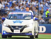 「日産リーフ」のリリーフカーで始球式に登場した日産自動車野球部・石毛主将（撮影・開出牧）