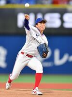 始球式で投球する日産自動車野球部・石毛主将（撮影・開出牧）