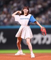 　ファーストピッチセレモニーで投球する＝ＬＯＶＥ・高松瞳（撮影・中島達哉）
