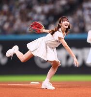 　ファーストピッチセレモニーで投球する＝ＬＯＶＥ・高松瞳（撮影・中島達哉）
