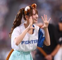 　ファイターズガールときつねダンスを踊る＝ＬＯＶＥのメンバー（撮影・中島達哉）