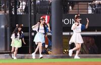 　きつねダンスに登場する＝ＬＯＶＥ（撮影・中島達哉）