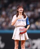 　ファーストピッチセレモニーで投球し、笑顔を見せる＝ＬＯＶＥ・高松瞳（撮影・中島達哉）