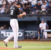 　７回、石井を三振に仕留め、グラブをたたく河村（撮影・中島達哉）