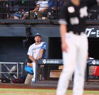 　７回、河村（右）の投球を見つめる伊藤（撮影・中島達哉）