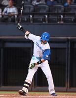 　４回、空振り三振を喫する清宮幸（撮影・中島達哉）