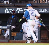 　７回、見逃し三振に倒れベンチに戻る清宮幸（２１）を見つめる新庄監督（撮影・中島達哉）